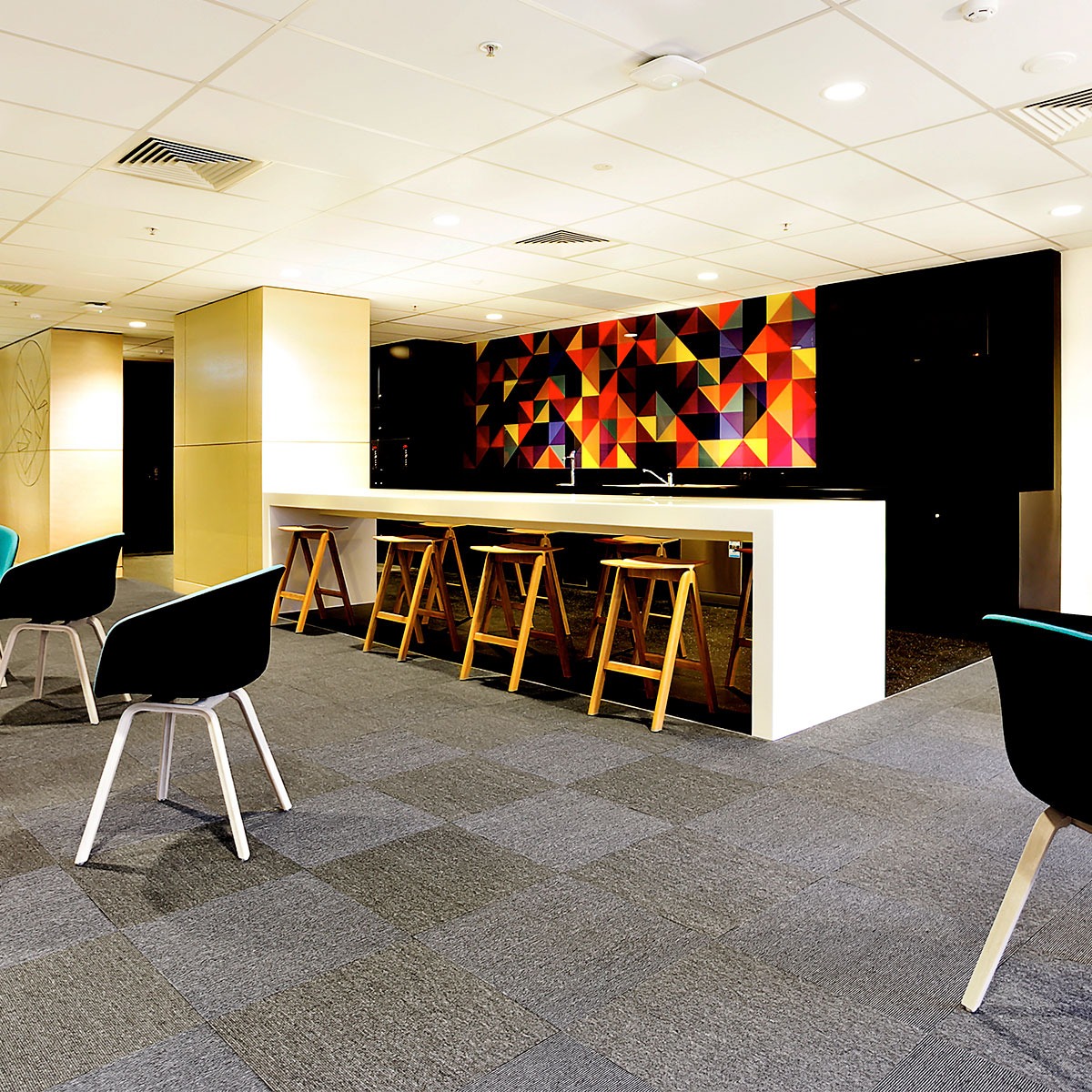 Alfombras modulares Marbella para transformar tu oficina con diseño resistente y accesible​.jpg